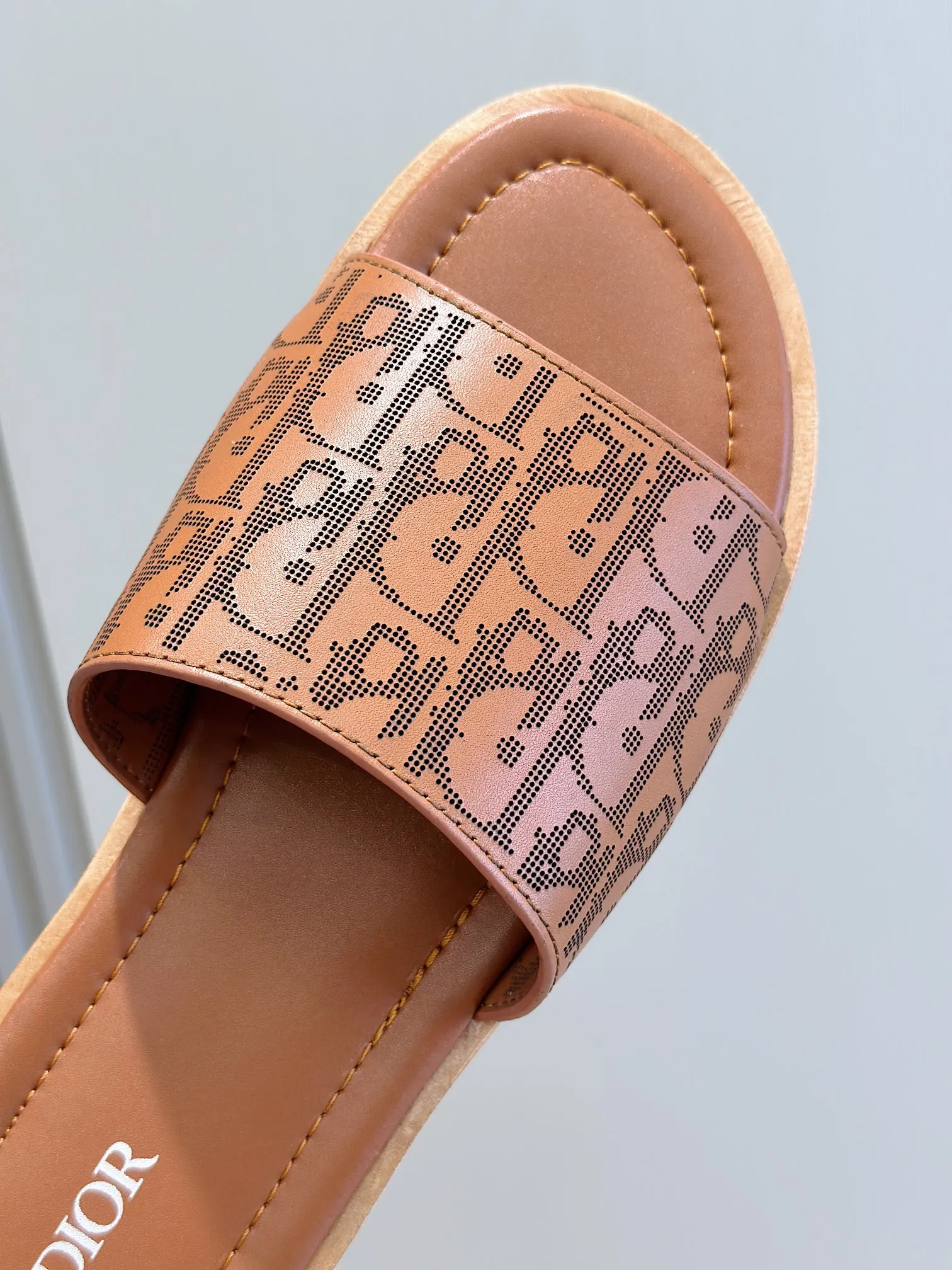 P320 Dior Alias ​​Men's Genuine Leather Slippers This Alias ​​sandal is new for summer, showing casual and elegant style. Carefully crafted from grained cow leather and Oblique printed fabric, with cowhide lining! Cross strap design. The imported cowhide leather and rubber sole adds sophistication and comfort, while Oblique print-effect anti-slip panels add style. Size: 39-44 (customized at 38.45)